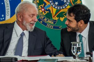 O presidente Luiz Inácio Lula da Silva conversa com ministro, Jorge Messias