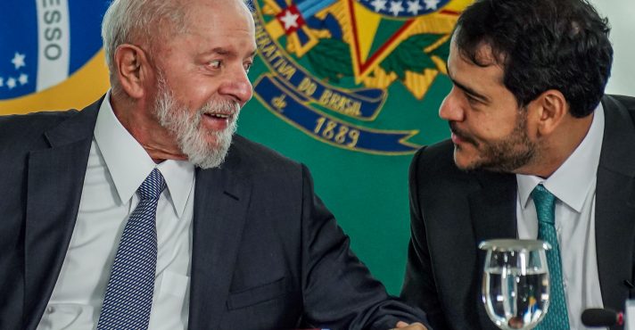 O presidente Luiz Inácio Lula da Silva conversa com ministro, Jorge Messias