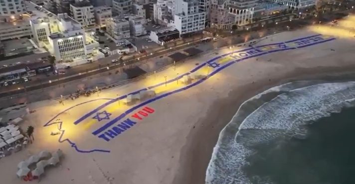 Israelenses fazem homenagem a Trump na praia de Tel Aviv