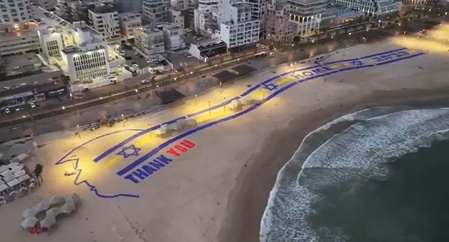 Israelenses fazem homenagem a Trump na praia de Tel Aviv