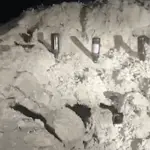 Vídeo divulgado pela Polícia Civil do Rio de Janeiro mostra uma pessoa atirando em garrafas na areia, em um aparente treino de pontaria | Foto: Reprodução/Redes sociais
