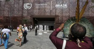 Entrada do local que sedia a Conferência das Nações Unidas sobre Mudanças Climáticas (COP30), um dia após manifestantes indígenas invadirem o prédio e entrarem em confronto com as forças de segurança, exigindo ações climáticas e a proteção da floresta amazônica, em Belém, Brasil (12/11/2025) | Foto: Reuters/Anderson Coelho