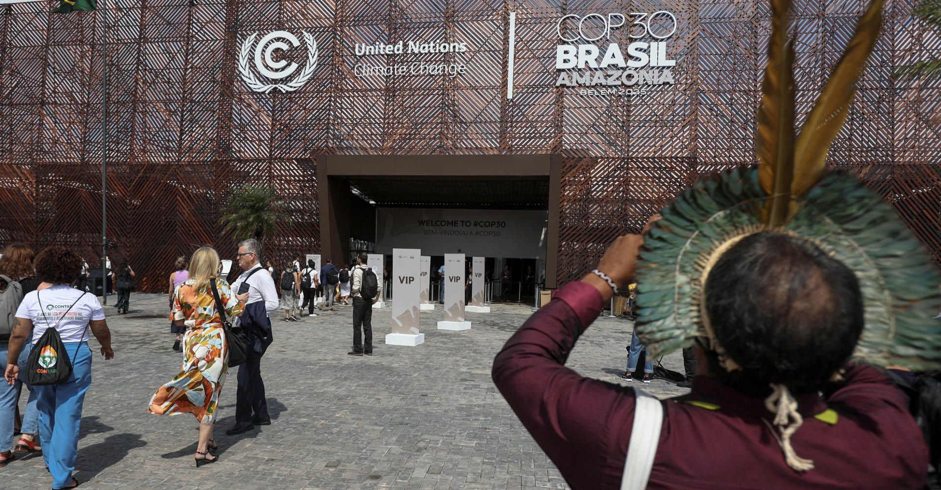 Entrada do local que sedia a Conferência das Nações Unidas sobre Mudanças Climáticas (COP30), um dia após manifestantes indígenas invadirem o prédio e entrarem em confronto com as forças de segurança, exigindo ações climáticas e a proteção da floresta amazônica, em Belém, Brasil (12/11/2025) | Foto: Reuters/Anderson Coelho