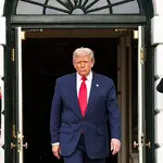 O presidente dos EUA, Donald Trump, aguarda para cumprimentar o príncipe herdeiro e primeiro-ministro saudita, Mohammed bin Salman, durante uma cerimônia de chegada no gramado sul da Casa Branca, em Washington, D.C., EUA, em 18 de novembro de 2025 | Foto: Reuters/Kevin Lamarque
