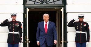 O presidente dos EUA, Donald Trump, aguarda para cumprimentar o príncipe herdeiro e primeiro-ministro saudita, Mohammed bin Salman, durante uma cerimônia de chegada no gramado sul da Casa Branca, em Washington, D.C., EUA, em 18 de novembro de 2025 | Foto: Reuters/Kevin Lamarque