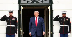 O presidente dos EUA, Donald Trump, aguarda para cumprimentar o príncipe herdeiro e primeiro-ministro saudita, Mohammed bin Salman, durante uma cerimônia de chegada no gramado sul da Casa Branca, em Washington, D.C., EUA, em 18 de novembro de 2025 | Foto: Reuters/Kevin Lamarque