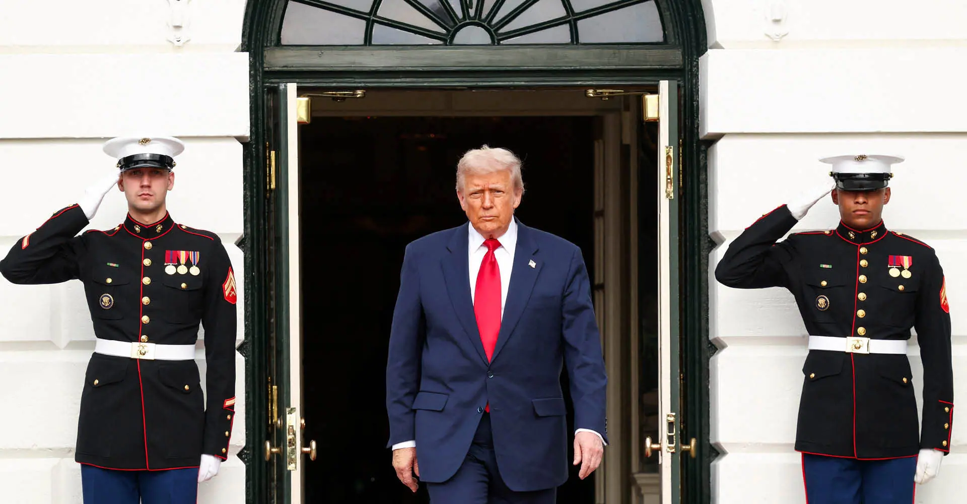 O presidente dos EUA, Donald Trump, aguarda para cumprimentar o príncipe herdeiro e primeiro-ministro saudita, Mohammed bin Salman, durante uma cerimônia de chegada no gramado sul da Casa Branca, em Washington, D.C., EUA, em 18 de novembro de 2025 | Foto: Reuters/Kevin Lamarque