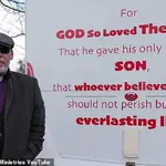 Inglaterra: polícia adverte pastor por verso bíblico em automóvel