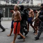 Membros da unidade especial da Polícia Militar detêm suspeitos de tráfico de drogas durante uma operação policial contra o narcotráfico em uma favela do Complexo da Penha, no Rio de Janeiro, Brasil, em 28 de outubro de 2025 | Foto: Aline Massuca/Reuters