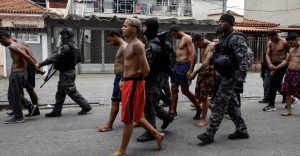 Membros da unidade especial da Polícia Militar detêm suspeitos de tráfico de drogas durante uma operação policial contra o narcotráfico em uma favela do Complexo da Penha, no Rio de Janeiro, Brasil, em 28 de outubro de 2025 | Foto: Aline Massuca/Reuters