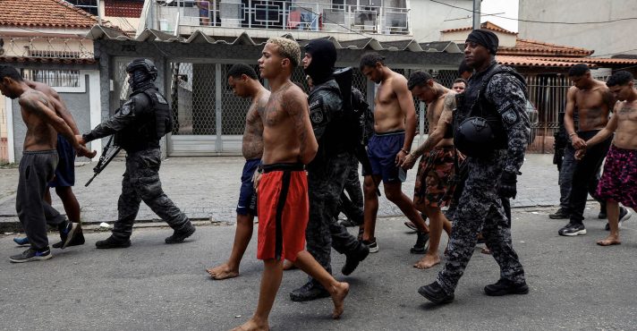 Membros da unidade especial da Polícia Militar detêm suspeitos de tráfico de drogas durante uma operação policial contra o narcotráfico em uma favela do Complexo da Penha, no Rio de Janeiro, Brasil, em 28 de outubro de 2025 | Foto: Aline Massuca/Reuters