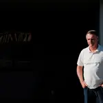 O ex-presidente do Brasil, Jair Bolsonaro, observa de sua casa enquanto o governador de São Paulo, Tarcisio de Freitas (não aparece na foto), deixa Brasília após uma visita (29/9/2025) | Foto: Reuters/Diego Herculano/Foto de Arquivo