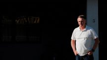 O ex-presidente do Brasil, Jair Bolsonaro, observa de sua casa enquanto o governador de São Paulo, Tarcisio de Freitas (não aparece na foto), deixa Brasília após uma visita (29/9/2025) | Foto: Reuters/Diego Herculano/Foto de Arquivo