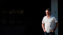 O ex-presidente do Brasil, Jair Bolsonaro, observa de sua casa enquanto o governador de São Paulo, Tarcisio de Freitas (não aparece na foto), deixa Brasília após uma visita (29/9/2025) | Foto: Reuters/Diego Herculano/Foto de Arquivo