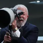O presidente do Brasil, Luiz Inácio Lula da Silva, segura uma lente de câmera durante a Conferência das Nações Unidas sobre Mudanças Climáticas (COP30), em Belém, Brasil, (19/11/2025) | Foto: Reuters/Adriano Machado
