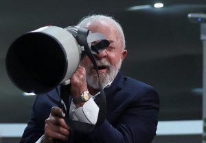 O presidente do Brasil, Luiz Inácio Lula da Silva, segura uma lente de câmera durante a Conferência das Nações Unidas sobre Mudanças Climáticas (COP30), em Belém, Brasil, (19/11/2025) | Foto: Reuters/Adriano Machado