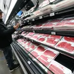 Supermercado nos Estados Unidos, carne mais cara após o tarifaço | FOTO: REUTERS/Mike Segar