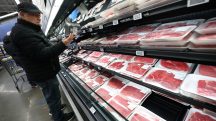 Supermercado nos Estados Unidos, carne mais cara após o tarifaço | FOTO: REUTERS/Mike Segar