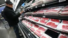 Supermercado nos Estados Unidos, carne mais cara após o tarifaço | FOTO: REUTERS/Mike Segar