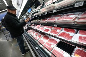 Supermercado nos Estados Unidos, carne mais cara após o tarifaço | FOTO: REUTERS/Mike Segar