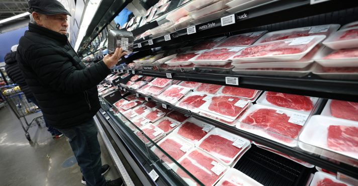 Supermercado nos Estados Unidos, carne mais cara após o tarifaço | FOTO: REUTERS/Mike Segar