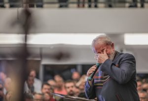 Segundo o levantamento, Lula fica atrás de Jair Bolsonaro, Michelle Bolsonaro, Tarcísio de Freitas, Ratinho Jr. e Ronaldo Caiado, em cenários que indicam fadiga do governo e consolidação da oposição de direita | Foto: Reprodução/Ricardo Stuckert