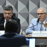 O presidente da CPMI do INSS, Carlos Viana (esq), e Alessandro Stefanutto (dir)