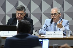 O presidente da CPMI do INSS, Carlos Viana (esq), e Alessandro Stefanutto (dir)