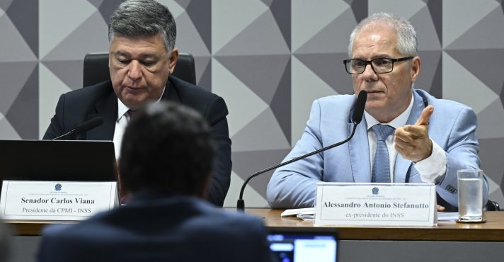 O presidente da CPMI do INSS, Carlos Viana (esq), e Alessandro Stefanutto (dir)