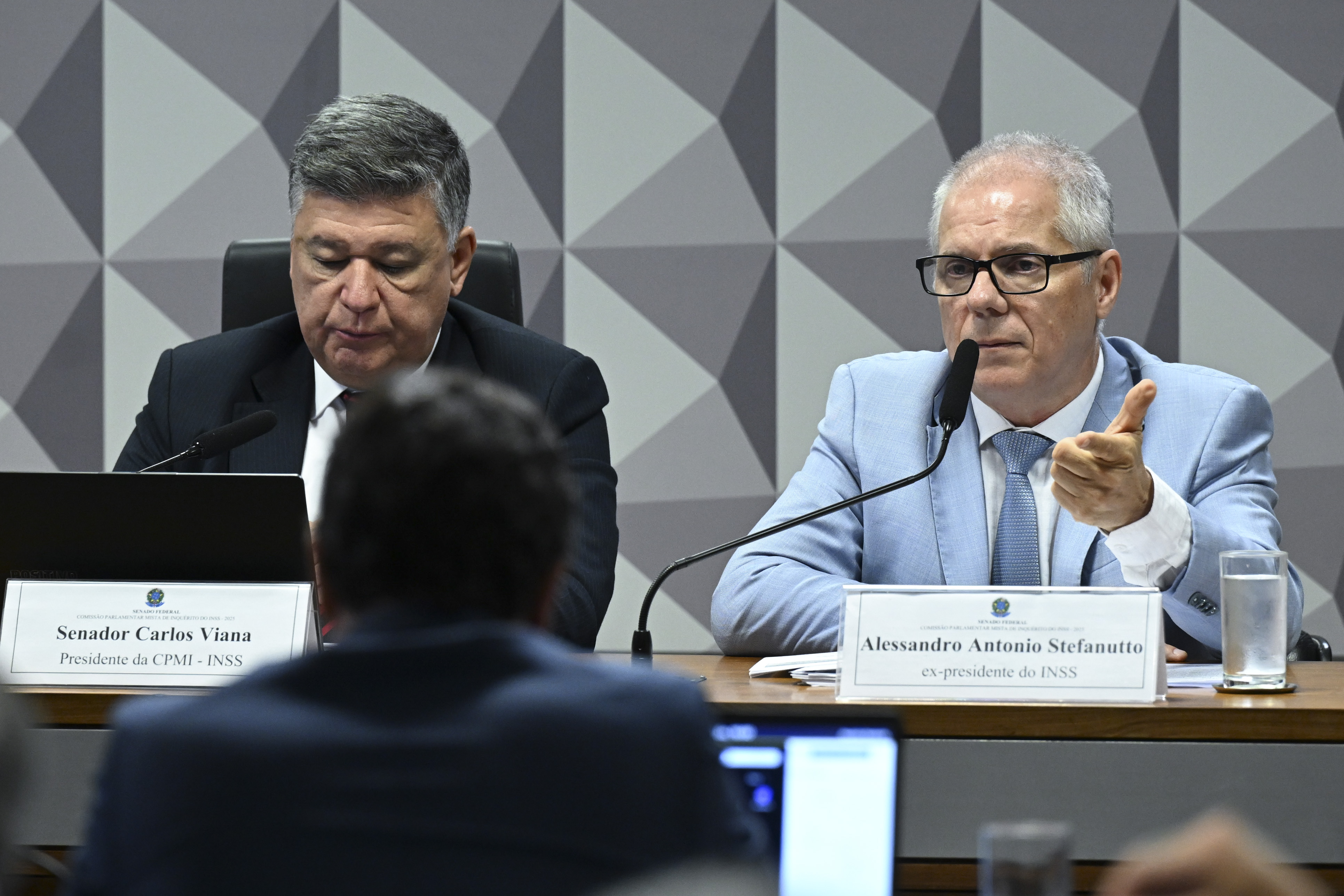 O presidente da CPMI do INSS, Carlos Viana (esq), e Alessandro Stefanutto (dir)