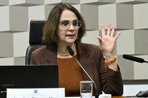 Senado - Damares Alves - Relatório - governo - senadora