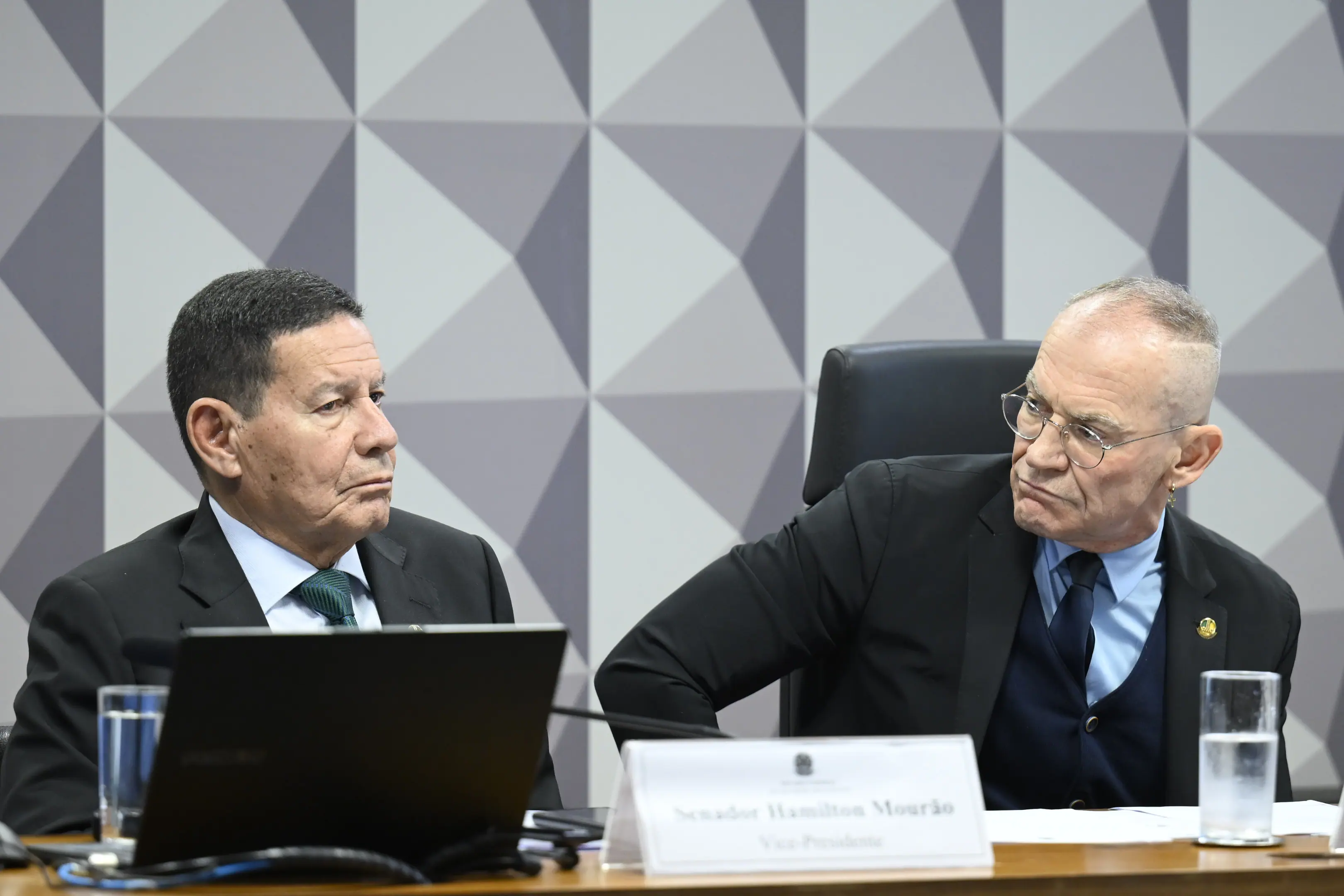 O vice-presidente da CPI, Hamilton Mourão (esq.) e o presidente do colegiado, Fabiano Contarato (dir.)