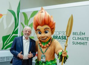 Presidente da República, Luiz Inácio Lula da Silva, durante encontro com o Curupira, mascote da COP30