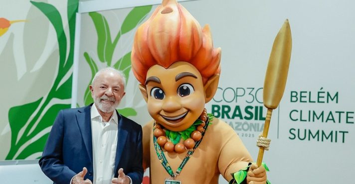 Presidente da República, Luiz Inácio Lula da Silva, durante encontro com o Curupira, mascote da COP30