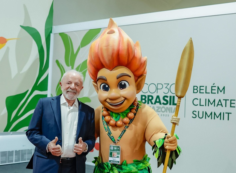 Presidente da República, Luiz Inácio Lula da Silva, durante encontro com o Curupira, mascote da COP30
