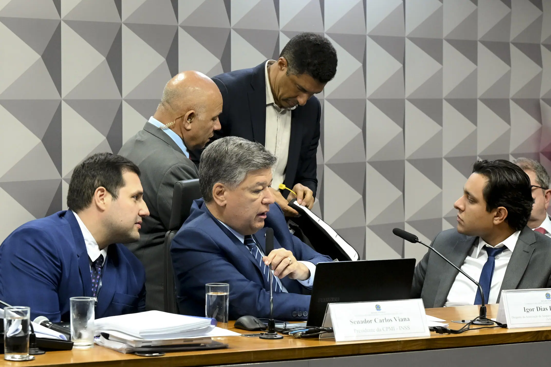 Apreensão do celular do empresário Igor Dias Delecrode | Foto: Carlos Moura/Agência Senado