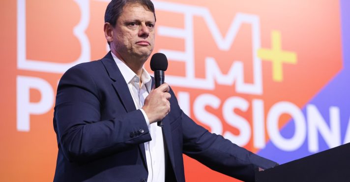 Tarcísio discursa durante evento para o ensino técnico | Foto: Paulo Guereta/Governo do Estado de SP