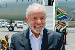 Lula durante chegada a Johannesburgo