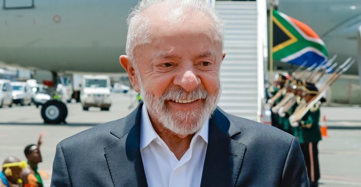 Lula durante chegada a Johannesburgo