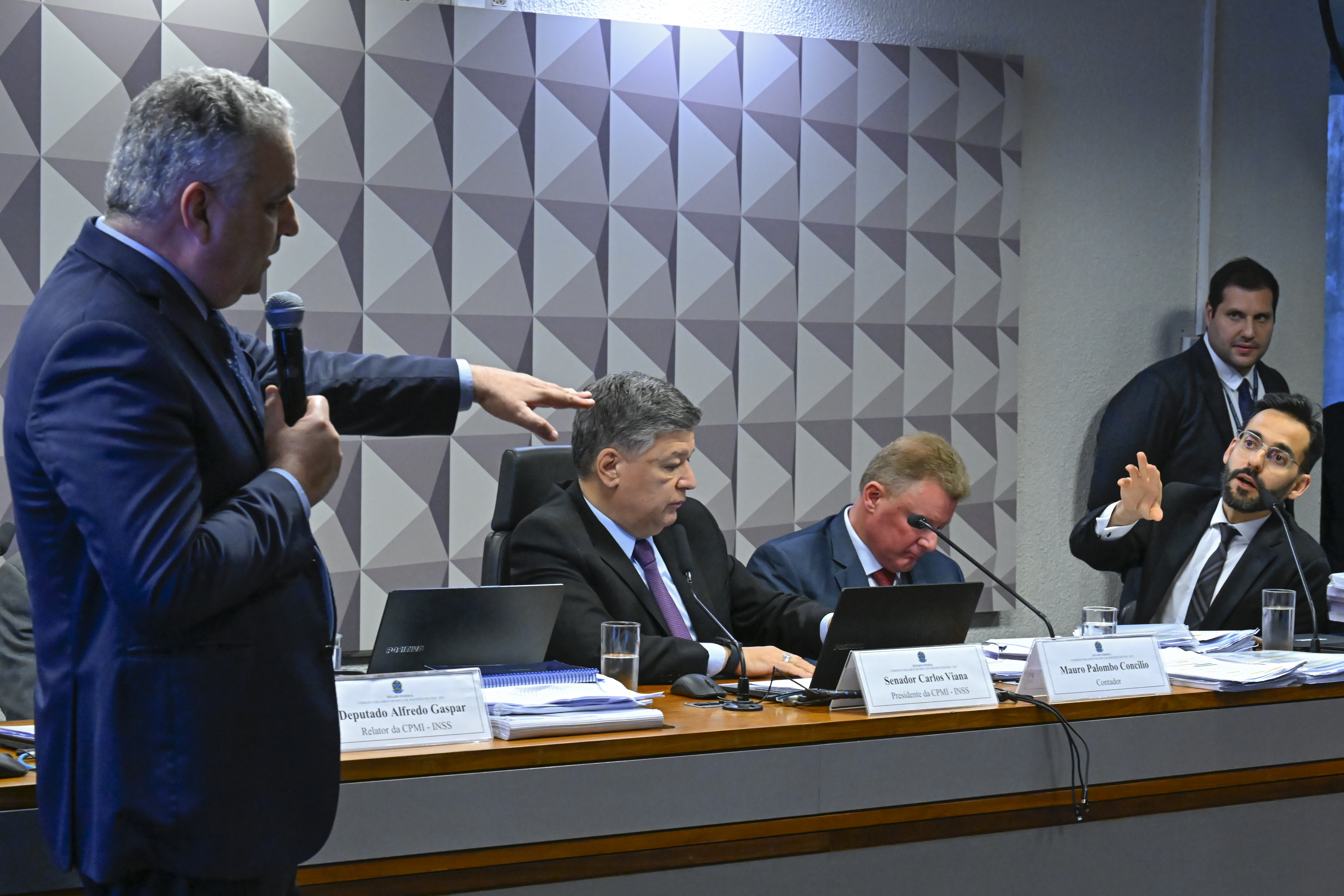 O relator da CPMI - INSS, deputado Alfredo Gaspar (União-AL), pressionou o contador durante sua exposição | Foto: Waldemir Barreto/Agência Senado