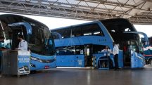 Ônibus em plataforma de rodoviária para viagens intermunicipais | Foto: Agência Gov | Via ANTT