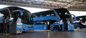 Ônibus em plataforma de rodoviária para viagens intermunicipais | Foto: Agência Gov | Via ANTT