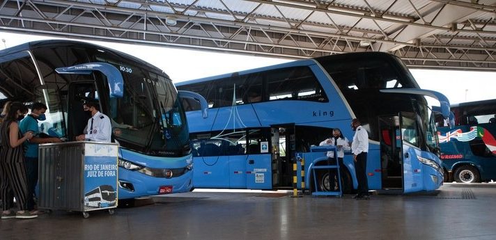 Ônibus em plataforma de rodoviária para viagens intermunicipais | Foto: Agência Gov | Via ANTT