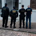 Agentes da Polícia Federal e da Controladoria-Geral da União, em operação no RS