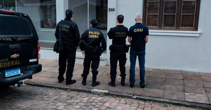Agentes da Polícia Federal e da Controladoria-Geral da União, em operação no RS