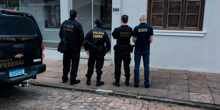 Agentes da Polícia Federal e da Controladoria-Geral da União, em operação no RS