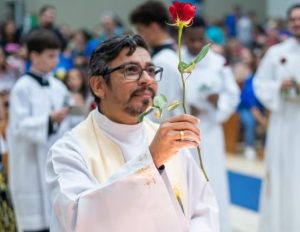 O padre Alexsandro da Silva Lima tinha 44 anos e era pároco da Paróquia Nossa Senhora Aparecida de Douradina | Foto: Reprodução/Redes sociais