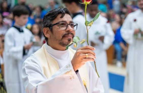 O padre Alexsandro da Silva Lima tinha 44 anos e era pároco da Paróquia Nossa Senhora Aparecida de Douradina | Foto: Reprodução/Redes sociais