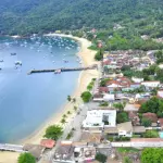 A administração de Angra dos Reis, liderada por Cláudio Ferreti (MDB), justificou a medida ao afirmar que a taxa tem o objetivo de ‘garantir a preservação ambiental e a melhoria dos serviços oferecidos tanto aos moradores quanto aos visitantes’ | Foto: Divulgação/Prefeitura de Angra dos Reis