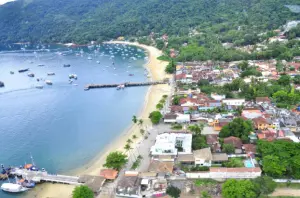 A administração de Angra dos Reis, liderada por Cláudio Ferreti (MDB), justificou a medida ao afirmar que a taxa tem o objetivo de ‘garantir a preservação ambiental e a melhoria dos serviços oferecidos tanto aos moradores quanto aos visitantes’ | Foto: Divulgação/Prefeitura de Angra dos Reis
